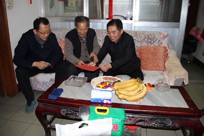 2017-1-24領(lǐng)導(dǎo)慰問(wèn)貧困戶 040.jpg